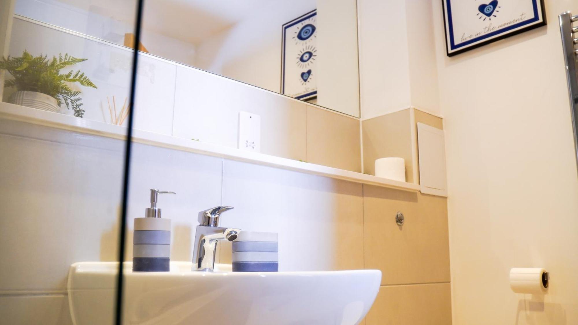 Centre With Balcony & Free Parking - Including Free 1-hour Early Check-in Or Late Check-out For Bookings Until July, Justeat Voucher For 2-night Minimum! Apartment Manchester