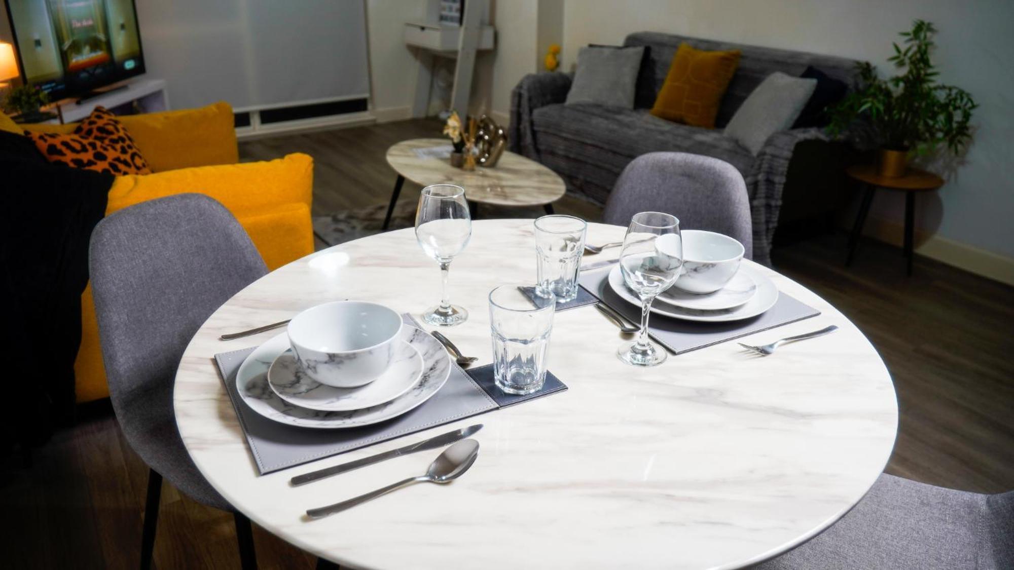 Centre With Balcony & Free Parking - Including Free 1-hour Early Check-in Or Late Check-out For Bookings Until July, Justeat Voucher For 2-night Minimum!