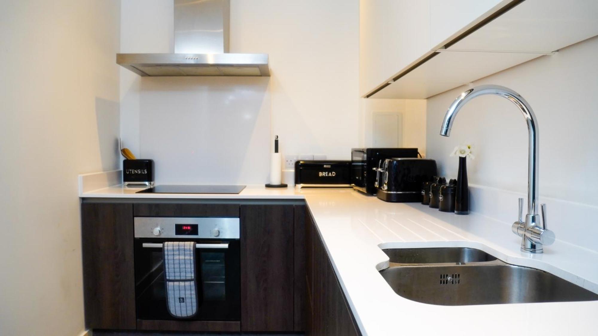 Apartment Centre With Balcony & Free Parking - Including Free 1-hour Early Check-in Or Late Check-out For Bookings Until July, Justeat Voucher For 2-night Minimum! *