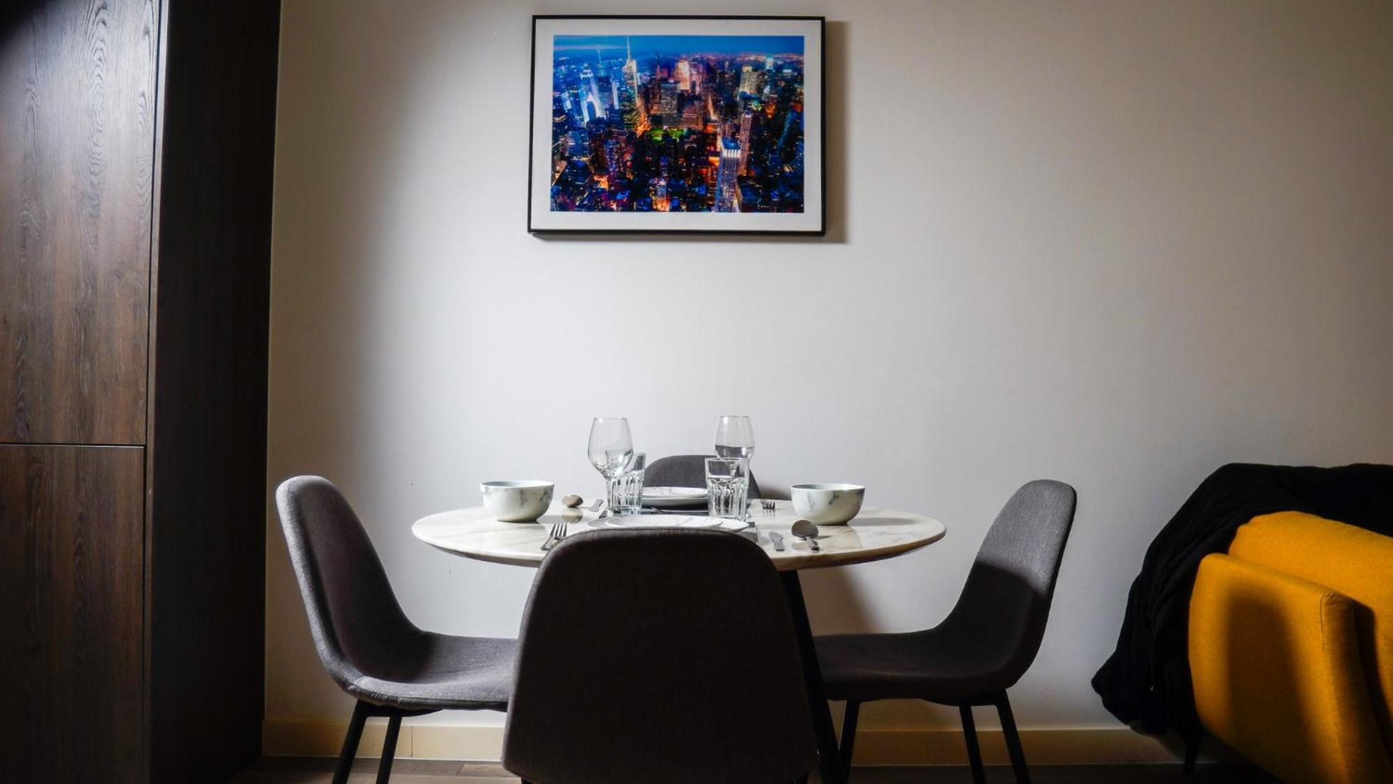 Centre With Balcony & Free Parking - Including Free 1-hour Early Check-in Or Late Check-out For Bookings Until July, Justeat Voucher For 2-night Minimum! *