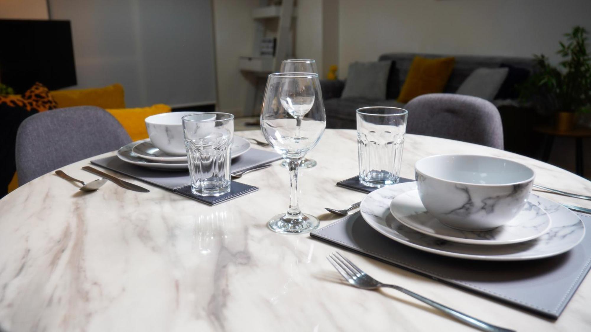 Apartment Centre With Balcony & Free Parking - Including Free 1-hour Early Check-in Or Late Check-out For Bookings Until July, Justeat Voucher For 2-night Minimum! *