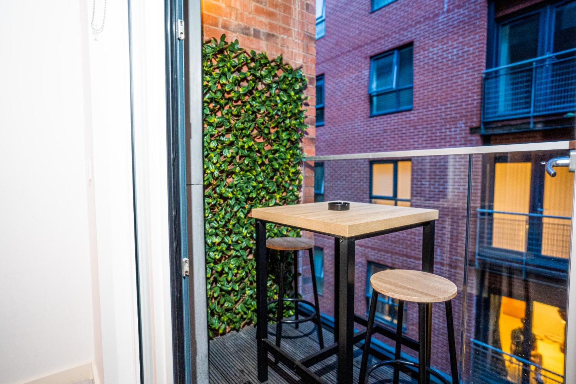Centre With Balcony & Free Parking - Including Free 1-hour Early Check-in Or Late Check-out For Bookings Until July, Justeat Voucher For 2-night Minimum! Manchester