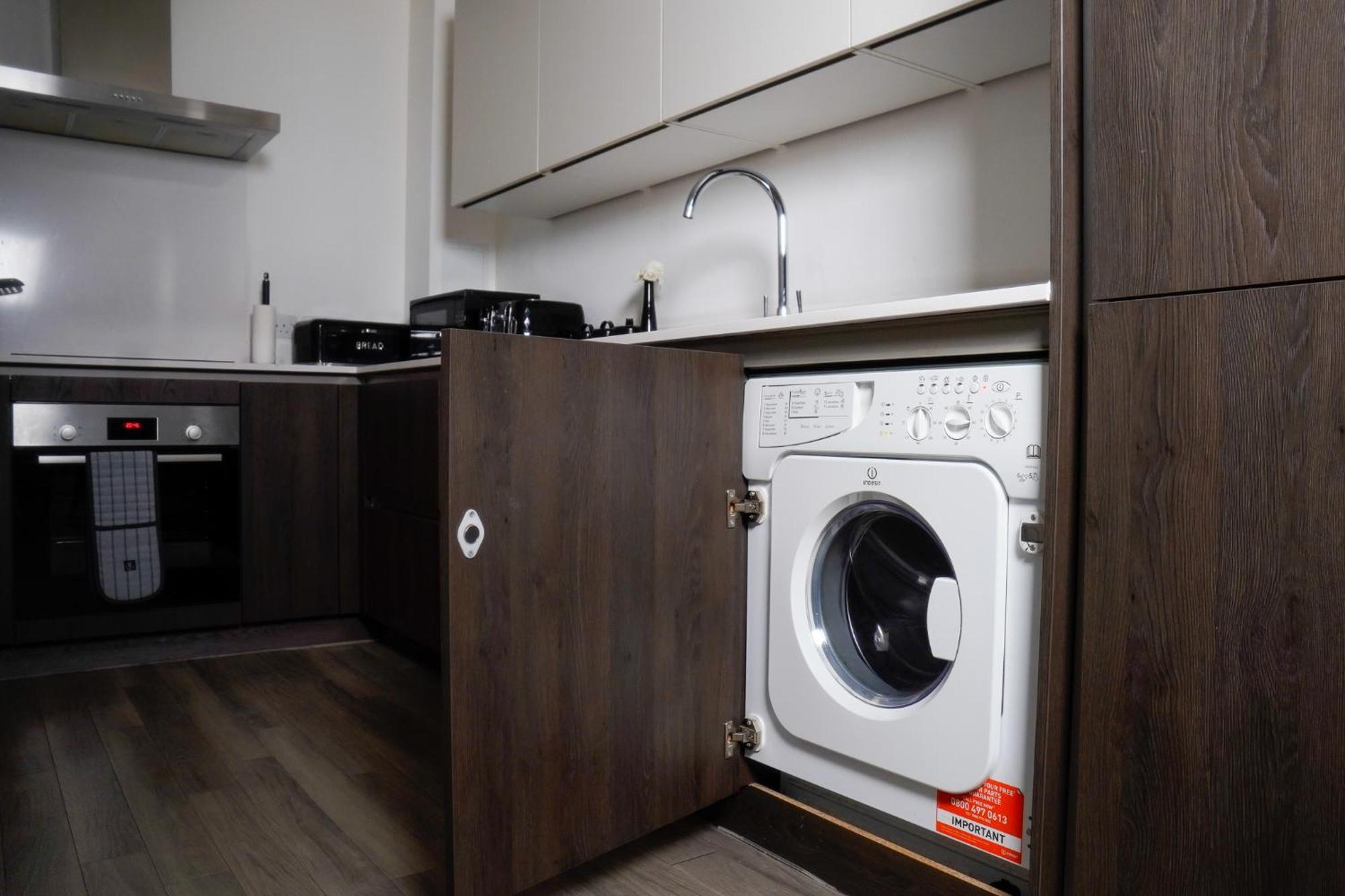 Apartment Centre With Balcony & Free Parking - Including Free 1-hour Early Check-in Or Late Check-out For Bookings Until July, Justeat Voucher For 2-night Minimum! *