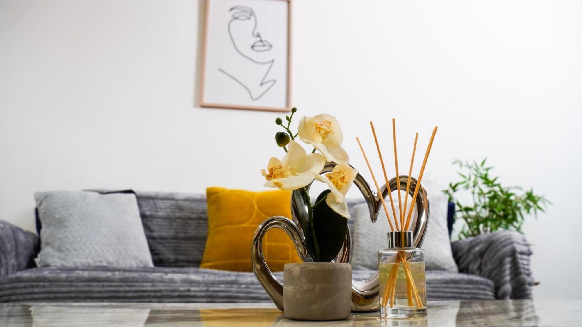 Apartment Centre With Balcony & Free Parking - Including Free 1-hour Early Check-in Or Late Check-out For Bookings Until July, Justeat Voucher For 2-night Minimum! *